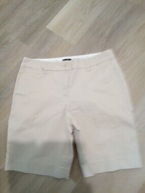 Talbots Size 10 Petite Perfect Short 9.5" Inseam Bermuda Cream Color Chino Style